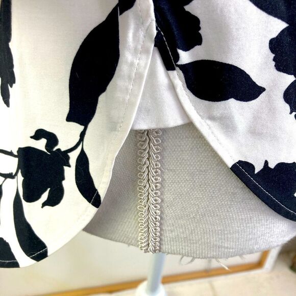 Chicos Dramatic No Iron chic stretch black roses white background shirt oversize - Picture 5 of 8